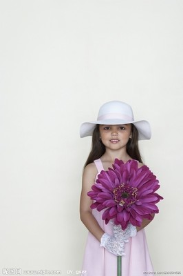 手拿鮮花的可愛小女孩攝影圖__兒童幼兒_人物圖庫_攝影圖庫