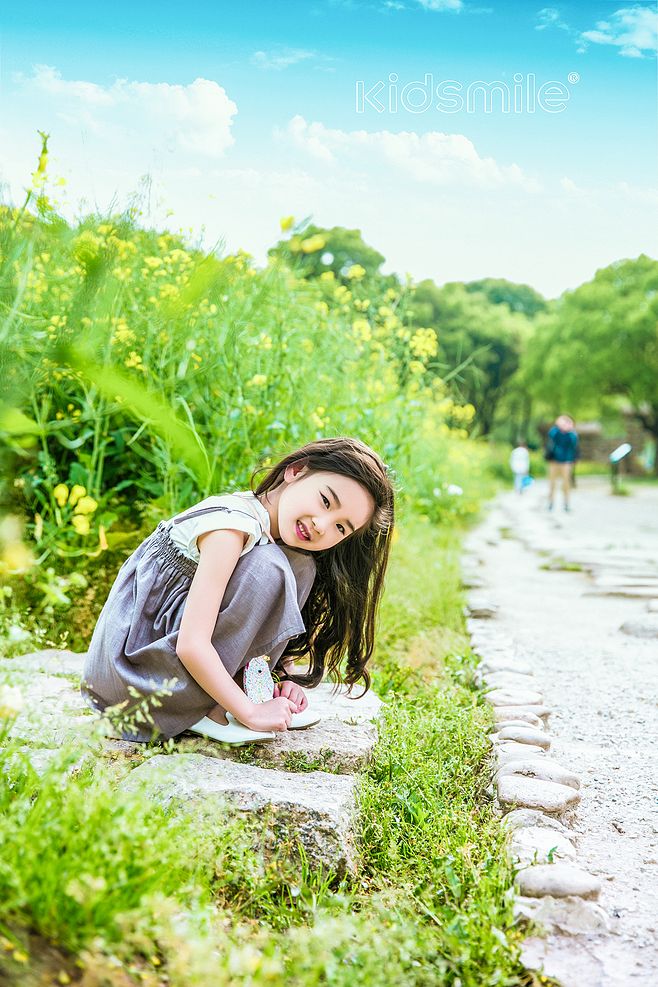 #小鬼當(dāng)佳# #兒童攝影# #外景樣片# #油菜花# #攝影# # 外景# #春天#
